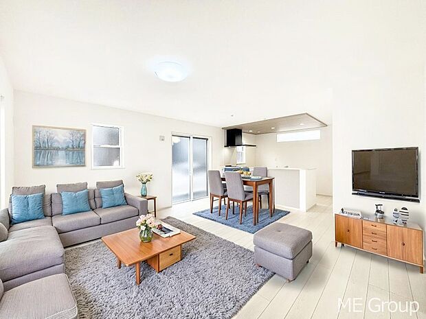 【リビング】家族の和やかな会話が聞こえてきそう。開放感のあるリビングです。 ※家具はCGです