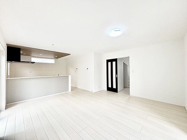 【ダイニング】家族の笑顔が自然と生まれてくる、そんな雰囲気のダイニングに仕上がっています。