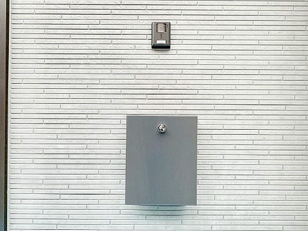 【その他現地】シンプルデザインのポスト。