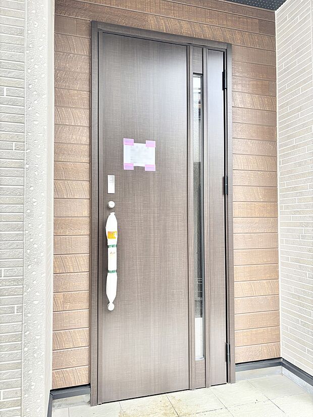 【玄関】住まいの顔を演出する、玄関ドア。