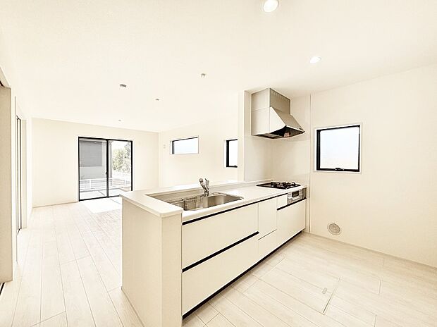 【ダイニングキッチン】カウンター越しに楽しいおしゃべり。いつものお料理がもっと美味しくなりそうですね。