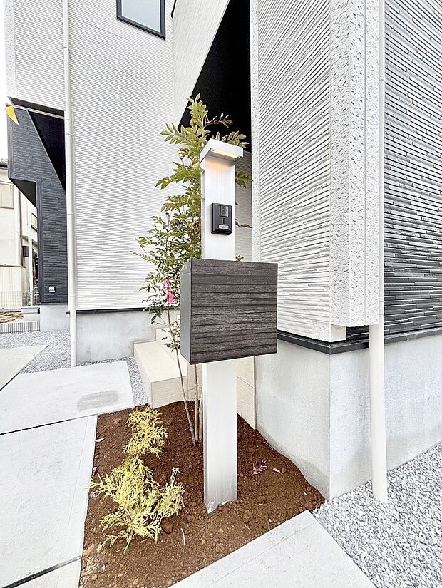 【その他現地】シンプルデザインのポスト。