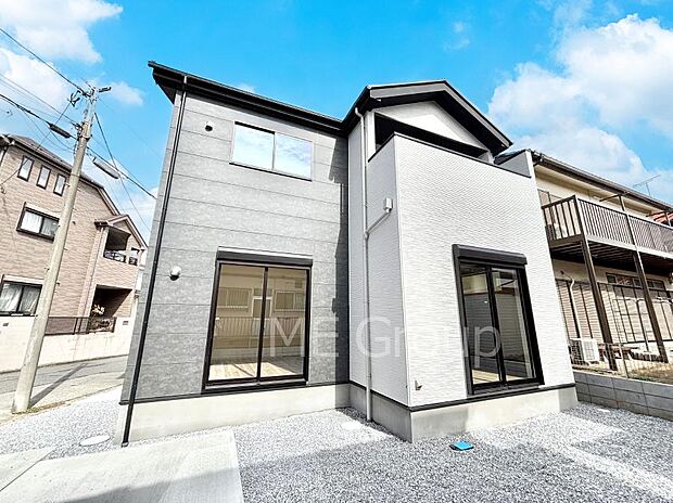 【現地外観写真】洗練された外観、上質な住空間が広がる室内は永く安心して過ごせる住居です。