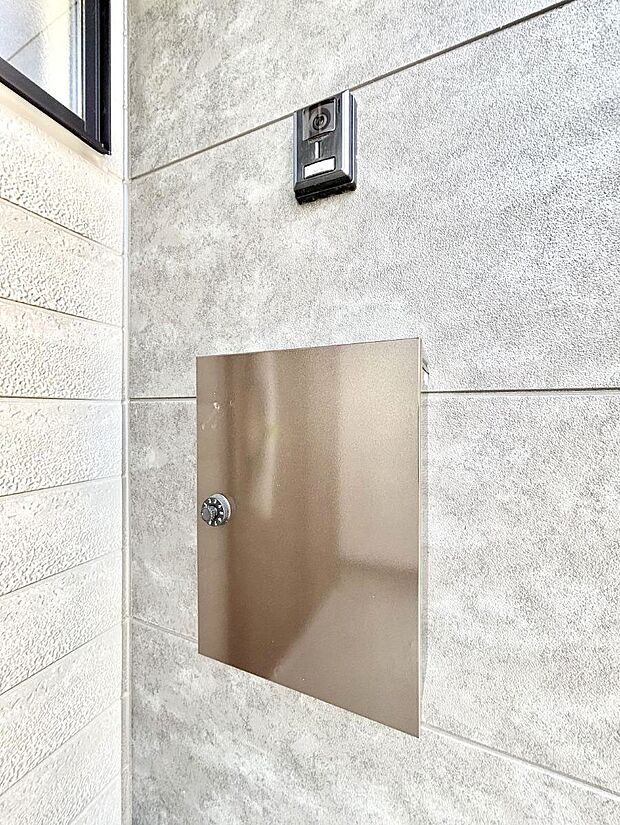 【その他現地】シンプルデザインのポスト。