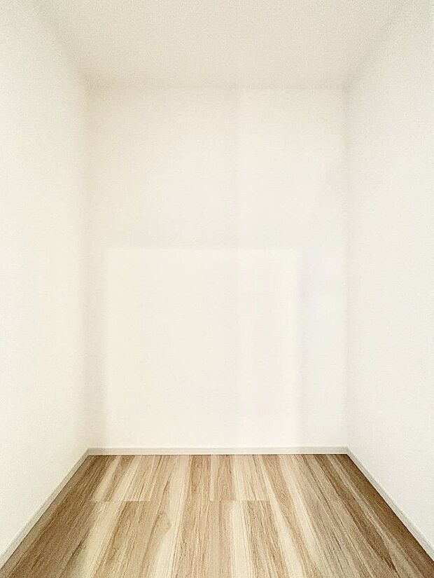 【その他設備(納戸)】たっぷりの納戸スペースで快適に暮らせそう