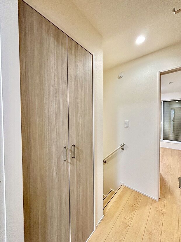 【その他設備(廊下収納)】廊下収納。掃除道具や季節の小物を収納することができます。