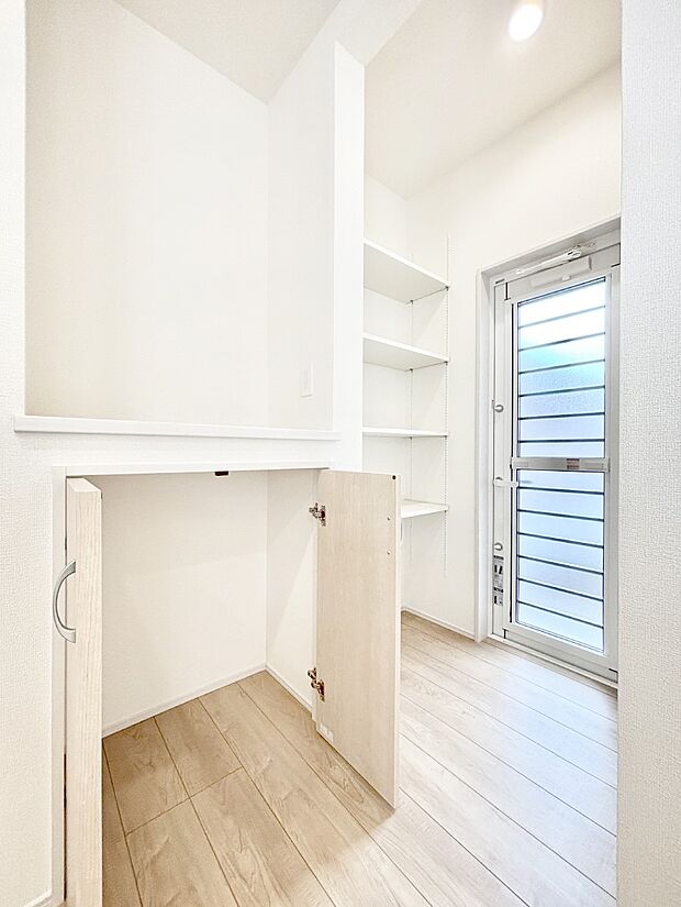 【その他設備(パントリー)】キッチンにはパントリー!食材のストックはもちろん、日用品の収納など使い方はいろいろ!