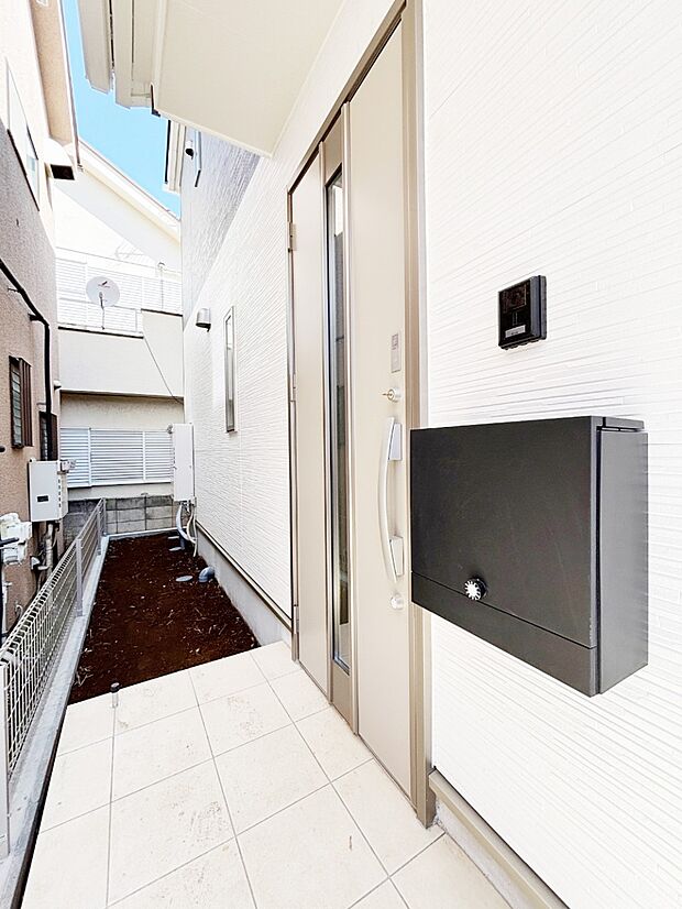 【玄関】玄関前は雨が降っても濡れにくい屋根付き