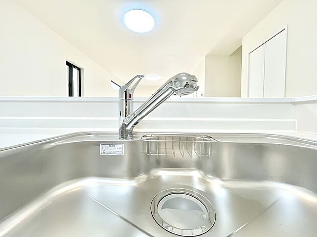 【その他設備(廊下収納)】掃除用具や生活雑貨の保管に便利な廊下収納