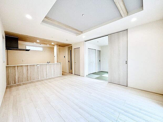 【リビングダイニング】折上天井は立体的な奥行きがあるので、天井が広く見えて開放的な空間を演出できます。  