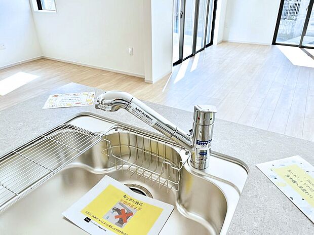 【その他設備(浄水器)】いつでも清潔なおいしいお水を。一つの水栓で水道水と浄水を使い分け。