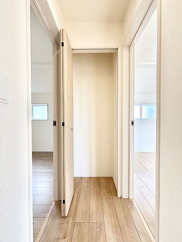 【その他設備(廊下収納)】廊下収納。掃除道具や季節の小物を収納することができます。