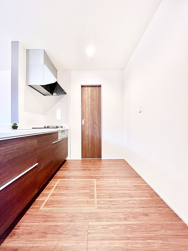 【キッチン】爽やかな風が通り抜けるキッチン。窓があるので明るく換気にも役立ちます。