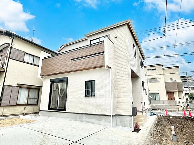 【現地外観写真】暮らしやすさと居心地の良さにこだわったシンプルで飽きのこないデザイン !