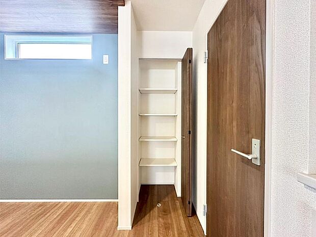 【その他設備(キッチン横収納)】キッチン横収納!食材のストックはもちろん、日用品の収納など使い方はいろいろ!