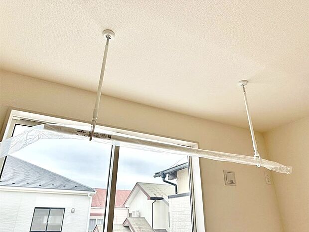 【その他設備(室内物干し)】室内物干しポール。梅雨や花粉の時期に大活躍します。