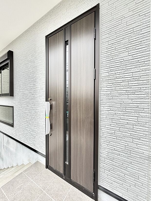 【玄関】玄関前は雨が降っても濡れにくい屋根付き