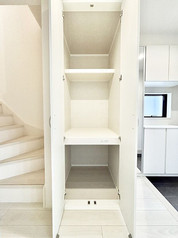 【その他設備(廊下収納)】掃除用具や生活雑貨の保管に便利な廊下収納