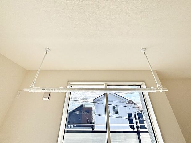 【その他設備(室内物干しポール)】室内物干しポール。梅雨や花粉の時期に大活躍します。