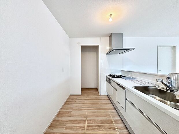 【ダイニングキッチン】料理をしながらでもご家族との会話を楽しめる対面キッチン