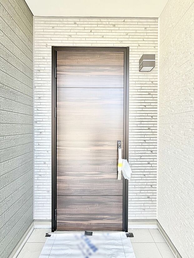 【玄関】住まいの顔を演出する、玄関ドア。