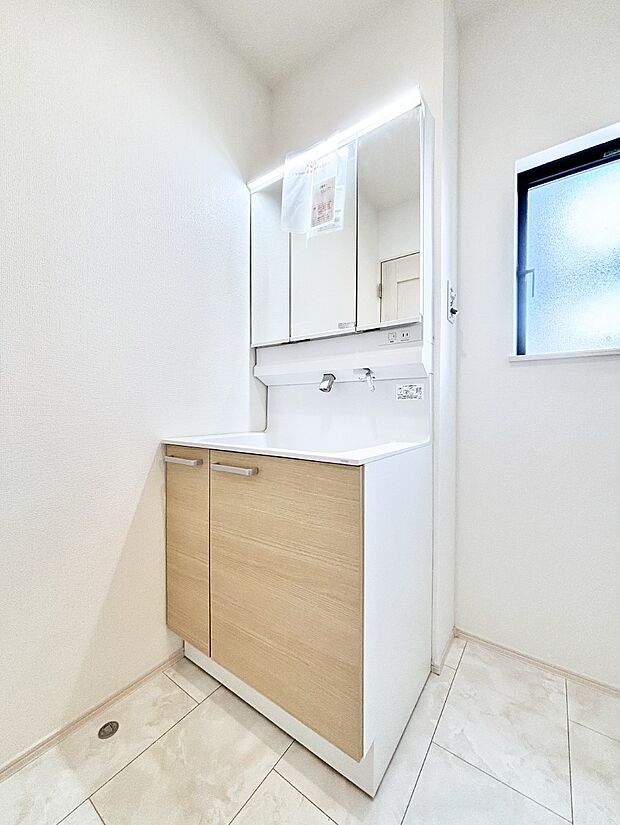 【洗面台・洗面所】大きく見やすい三面鏡で清潔感ある洗面台は、身だしなみチェックや肌のお手入れにおすすめです。