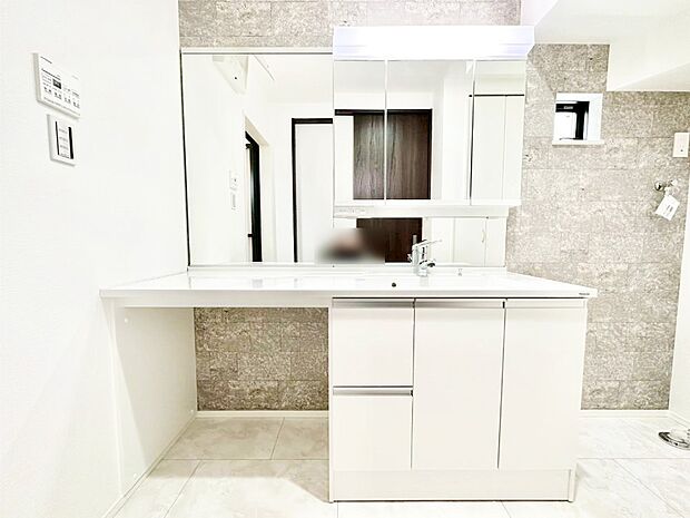 【洗面台・洗面所】スタイリングに便利な三面鏡、ミラーキャビネットで細かい物スッキリ