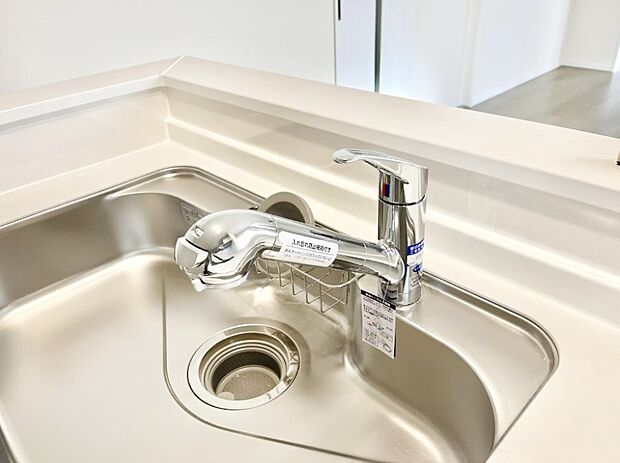 【その他設備(浄水器)】いつでも清潔なおいしいお水を。一つの水栓で水道水と浄水を使い分け。