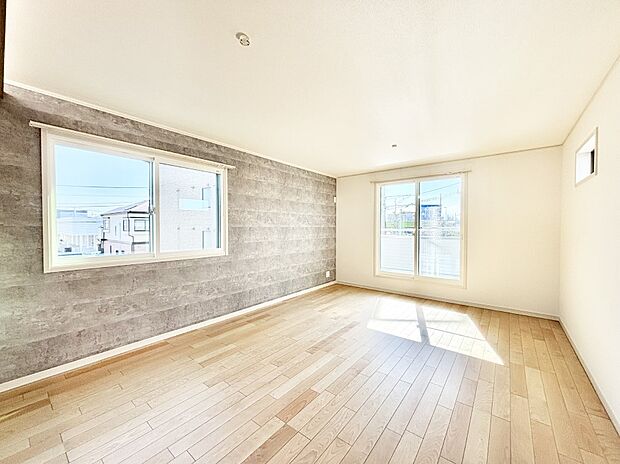 【ダイニング】お洒落なアクセントクロスにインテリアを考えるのが楽しみですね。