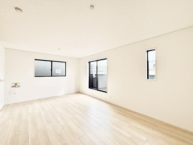 【リビングダイニング】大きな窓からたっぷりの陽光と風を感じられるリビング