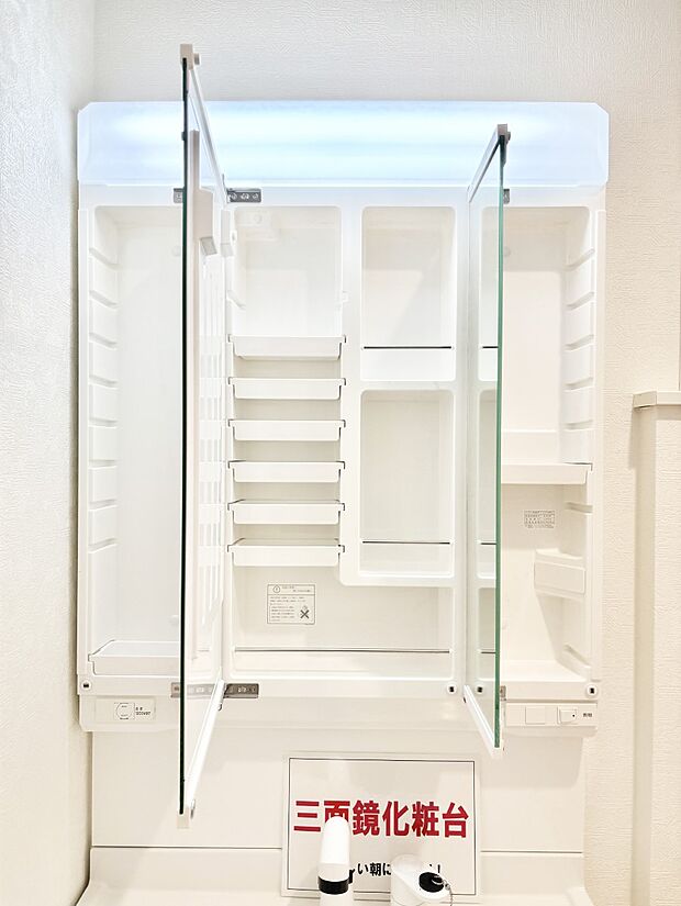 【その他設備(三面鏡裏収納)】三面鏡の裏に、化粧品や衛生用品などを収納可能。洗面台をすっきりと保ちます!