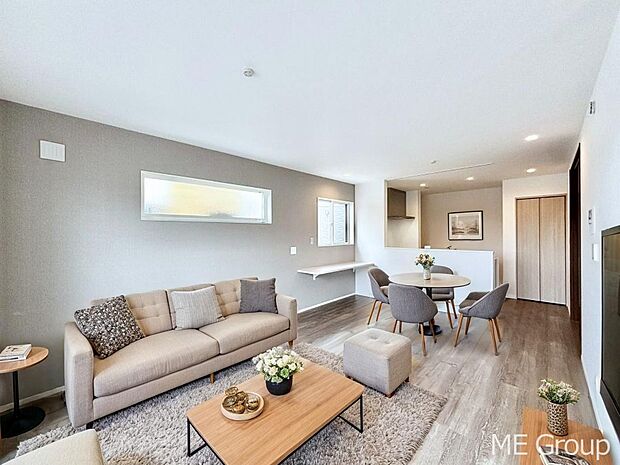 【リビング】ご家族の賑やかな話し声で包まれる明るいリビング ※家具はCGです