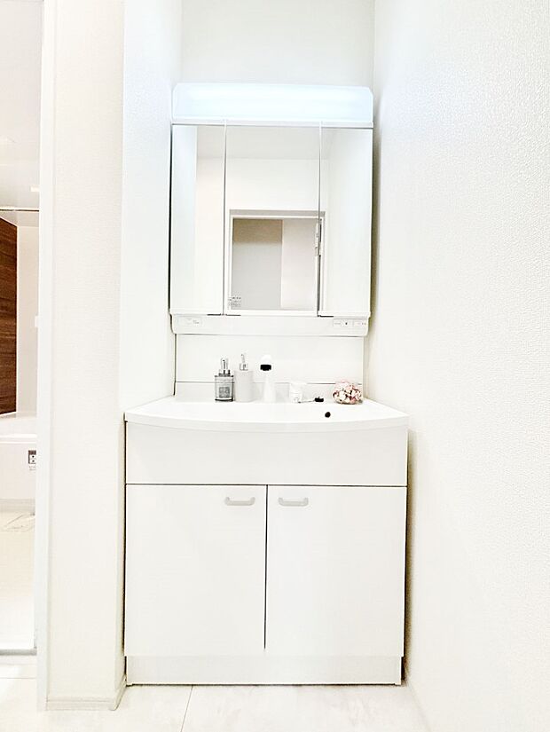 【洗面台・洗面所】三面鏡キャビネット・シャワー付き洗面化粧台で忙しい朝の身支度もスムーズに!