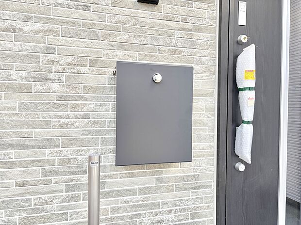 【その他現地】シンプルデザインのポスト。