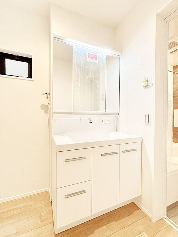 【洗面台・洗面所】三面鏡キャビネット・シャワー付き洗面化粧台で忙しい朝の身支度もスムーズに!