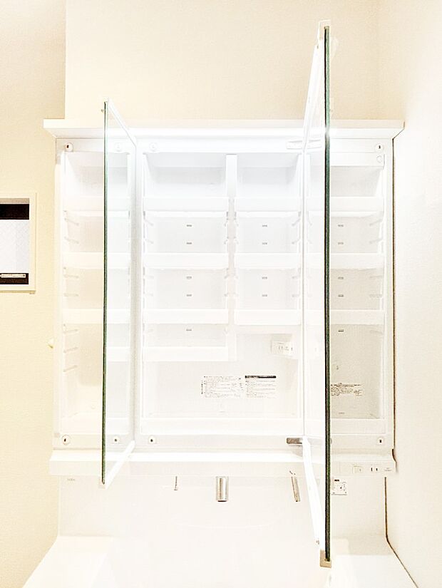 【その他設備(三面鏡裏収納)】三面鏡の裏に、化粧品や衛生用品などを収納可能。洗面台をすっきりと保ちます!