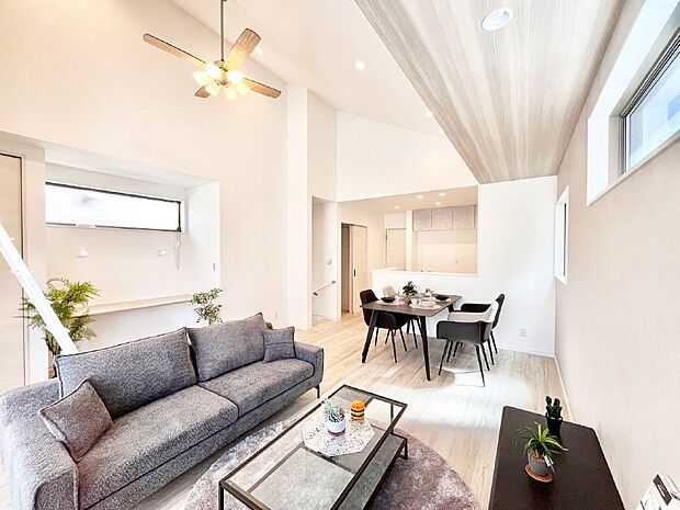 【リビング】プライバシーも守れる2階リビングは明るく開放感たっぷり