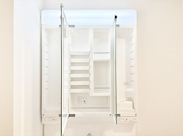 【その他設備(三面鏡裏収納)】三面鏡の裏に、化粧品や衛生用品などを収納可能。洗面台をすっきりと保ちます!