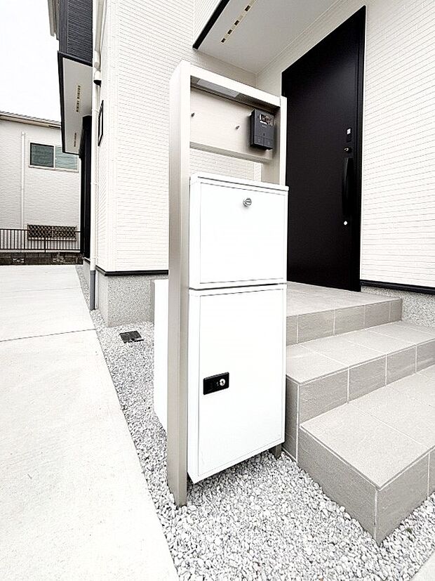 【その他現地】表札・インターホン・ポスト・宅配ＢＯＸが一体型となったシンプルデザインの門柱
