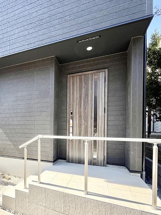 【玄関】大切な家族、来客を出迎える玄関。