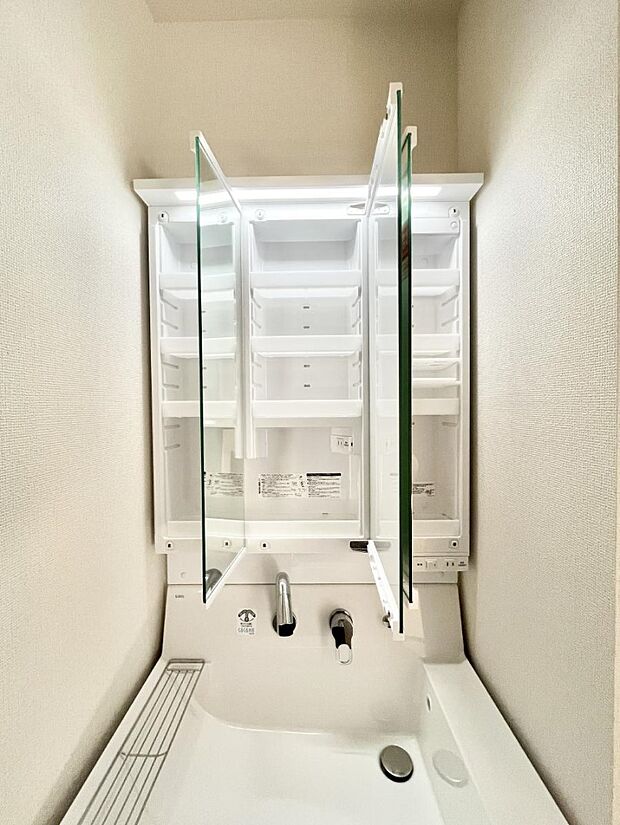 【その他設備(三面鏡裏収納)】三面鏡の裏に、化粧品や衛生用品などを収納可能。洗面台をすっきりと保ちます!