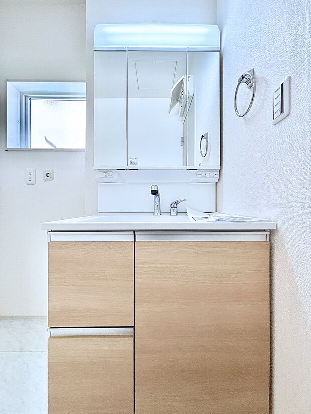 【洗面台・洗面所】大きく見やすい三面鏡で清潔感ある洗面台は、身だしなみチェックや肌のお手入れにおすすめです。