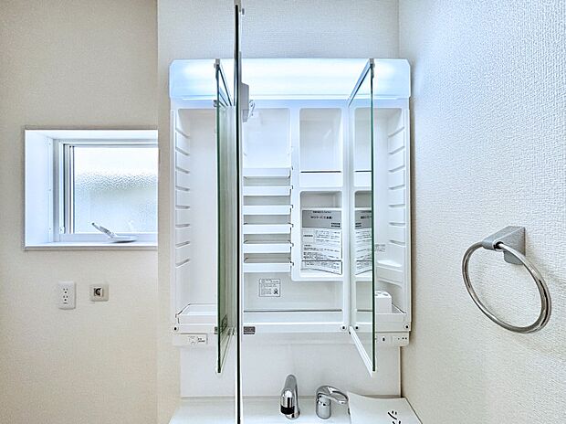 【その他設備(三面鏡裏収納)】三面鏡の裏に、化粧品や衛生用品などを収納可能。洗面台をすっきりと保ちます!