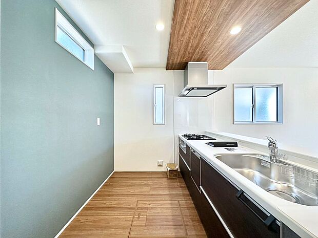 【ダイニングキッチン】爽やかな風が通り抜けるキッチン。窓があるので明るく換気にも役立ちます。