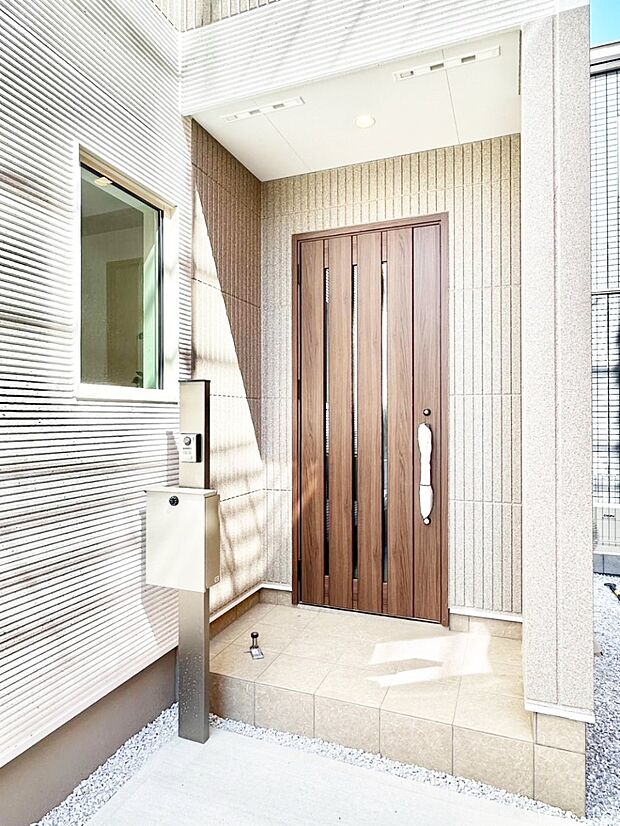 【玄関】玄関前は雨が降っても濡れにくい屋根付き