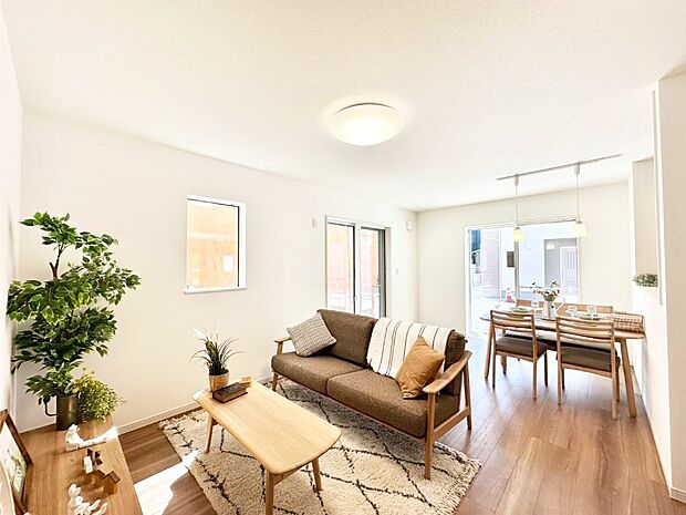 【リビングダイニング】大きな窓からたっぷりの陽光と風を感じられるリビング