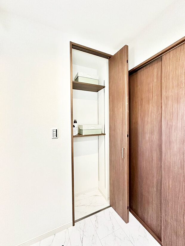 【その他設備(洗面室収納棚)】散らかりがちなランドリースペースもスッキリ整頓!広々使えて快適ですね