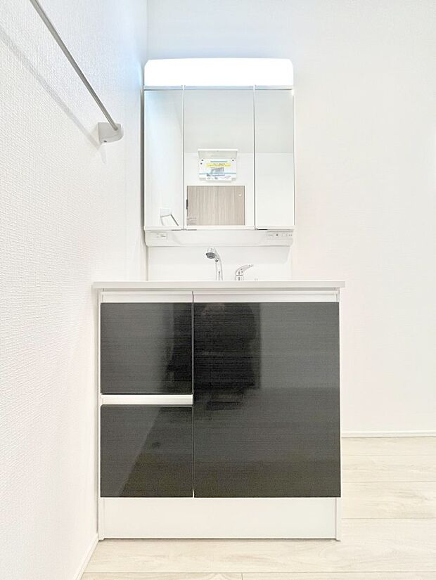 【洗面台・洗面所】三面鏡の裏に、化粧品や衛生用品などを収納可能。洗面台をすっきりと保ちます!