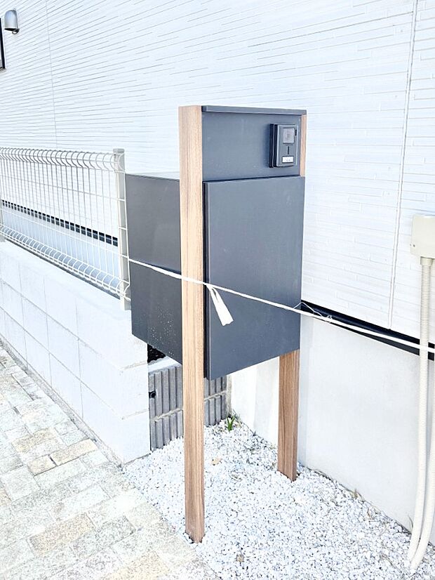 【その他現地】表札・インターホン・ポスト・宅配BOXが一体型となったシンプルデザインの門柱