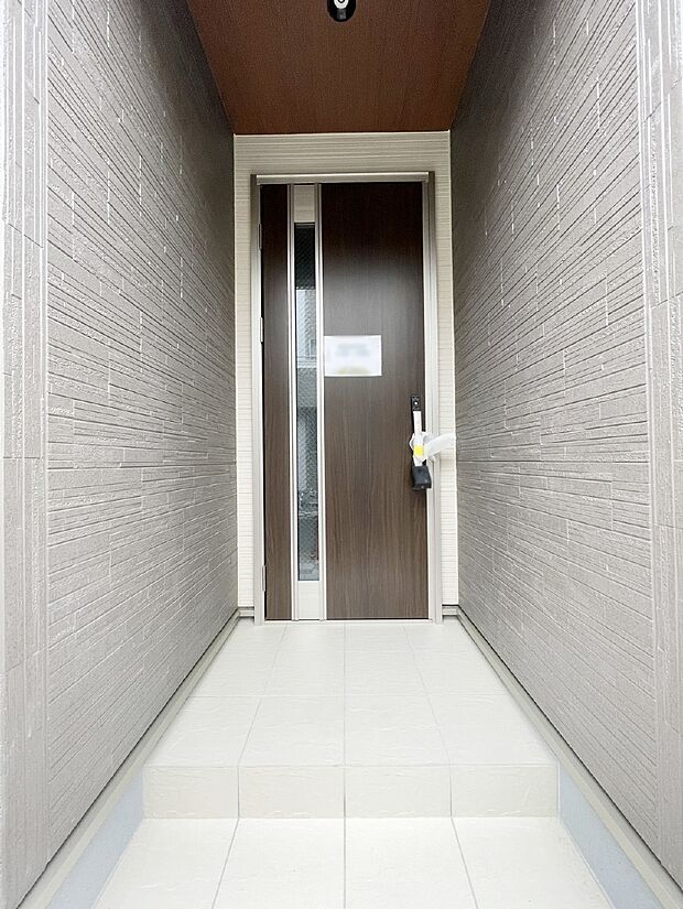 【玄関】シンプルで落ち着いた雰囲気の玄関でご家族やお客様をお出迎え!